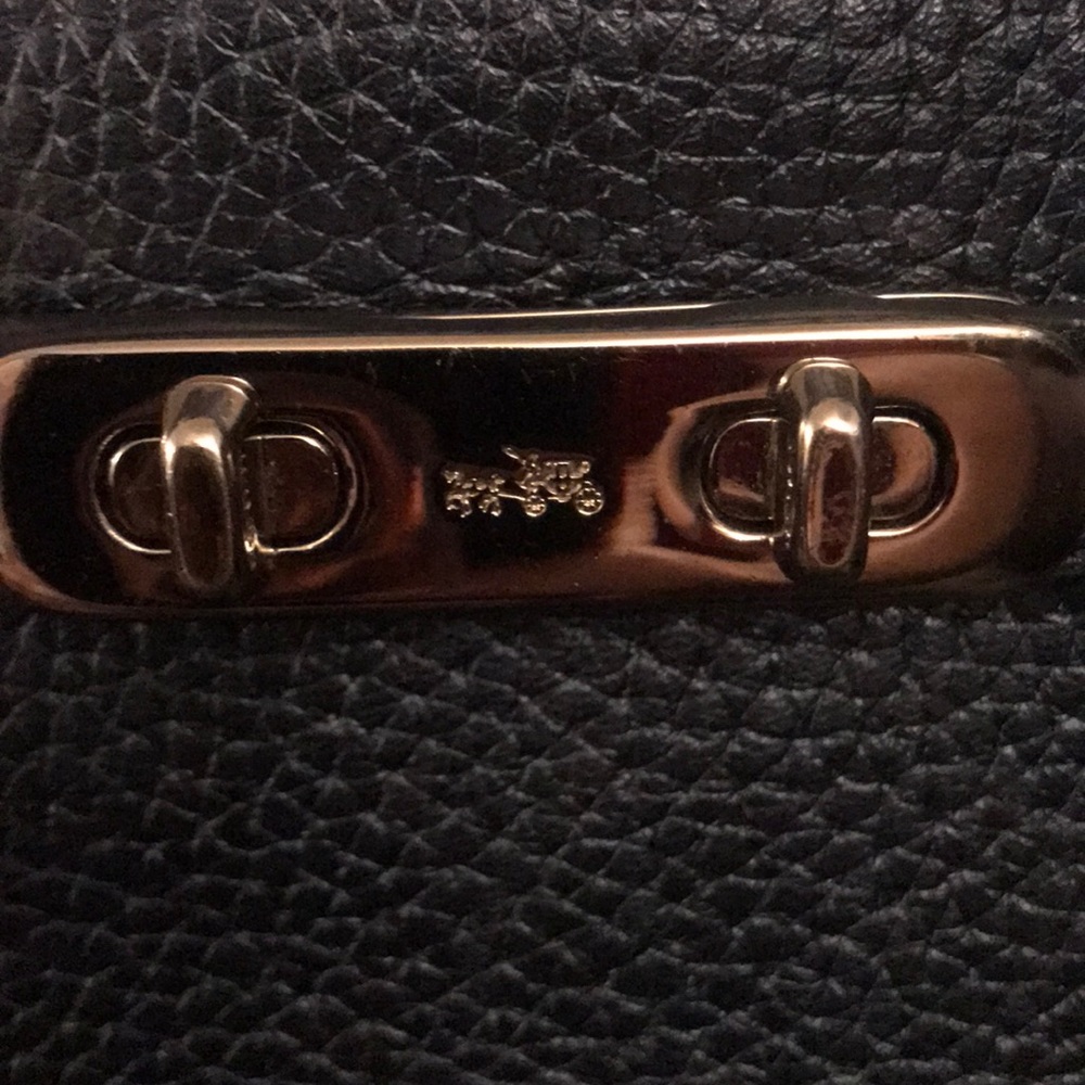 Coach cross Body - Picture 3 of 8